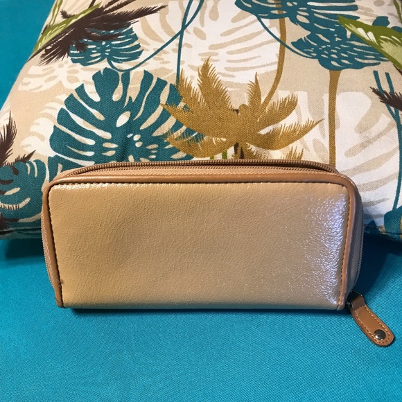 Gold/Tan Wallet - Excellent Used Condition - Picture 4 of 5